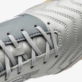 Chuteira Futsal Umbro Pro 5 Bump Club - Cinza Grafite