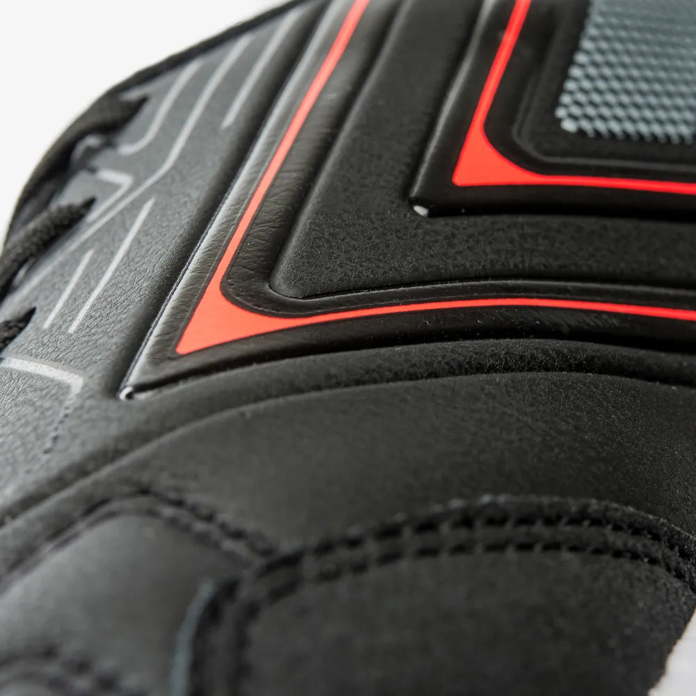 Chuteira Futsal Umbro Pro 5 Bump Club - Preto / Prata